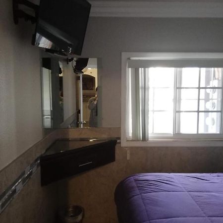 Suites Leon Rojo Tijuana Buitenkant foto